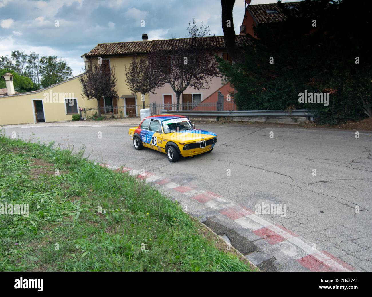 PESARO, ITALIEN - 09. Okt 2021: Ein alter BMW 2000 auf einem alten Rennwagen in Rallye Stockfoto