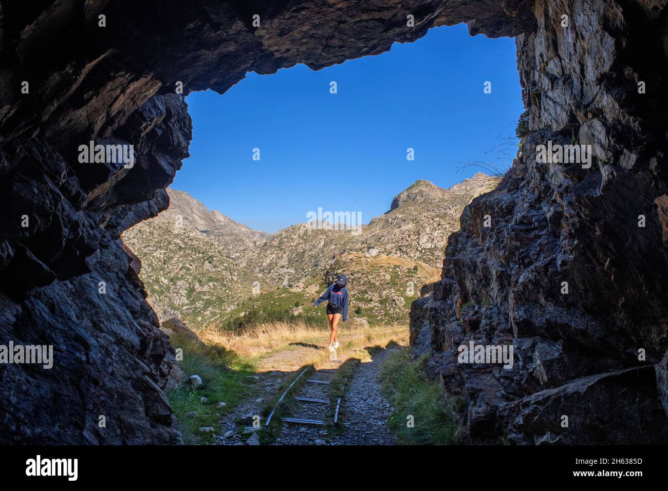 Wandern auf dem grünen Weg der Via verde del Carrilet am Stausee der Lagune von Estany gento. Vall fosca Lleida Provinz, Katalonien, Spanien. 12.4 km lange Wanderung (rund t Stockfoto