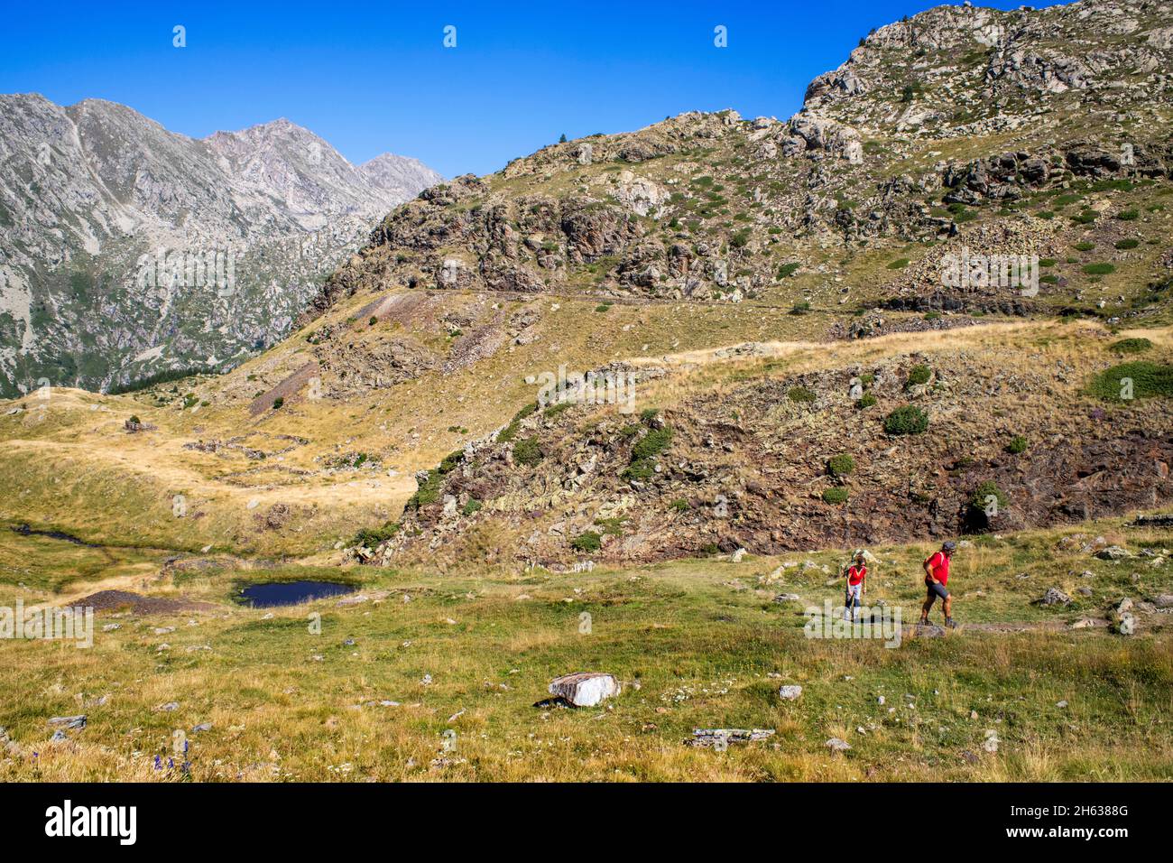 Wandern auf dem grünen Weg der Via verde del Carrilet am Stausee der Lagune von Estany gento. Vall fosca Lleida Provinz, Katalonien, Spanien. 12.4 km lange Wanderung (rund t Stockfoto