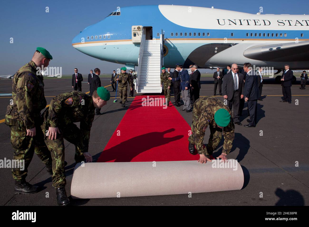 Am Fuß der Treppe der Air Force One wird ein roter Teppich ausgerollt, als Präsident Barack Obama am Ruzyne Airport in Prag, Tschechische Republik, am 8. April 2010 ankommt. Stockfoto