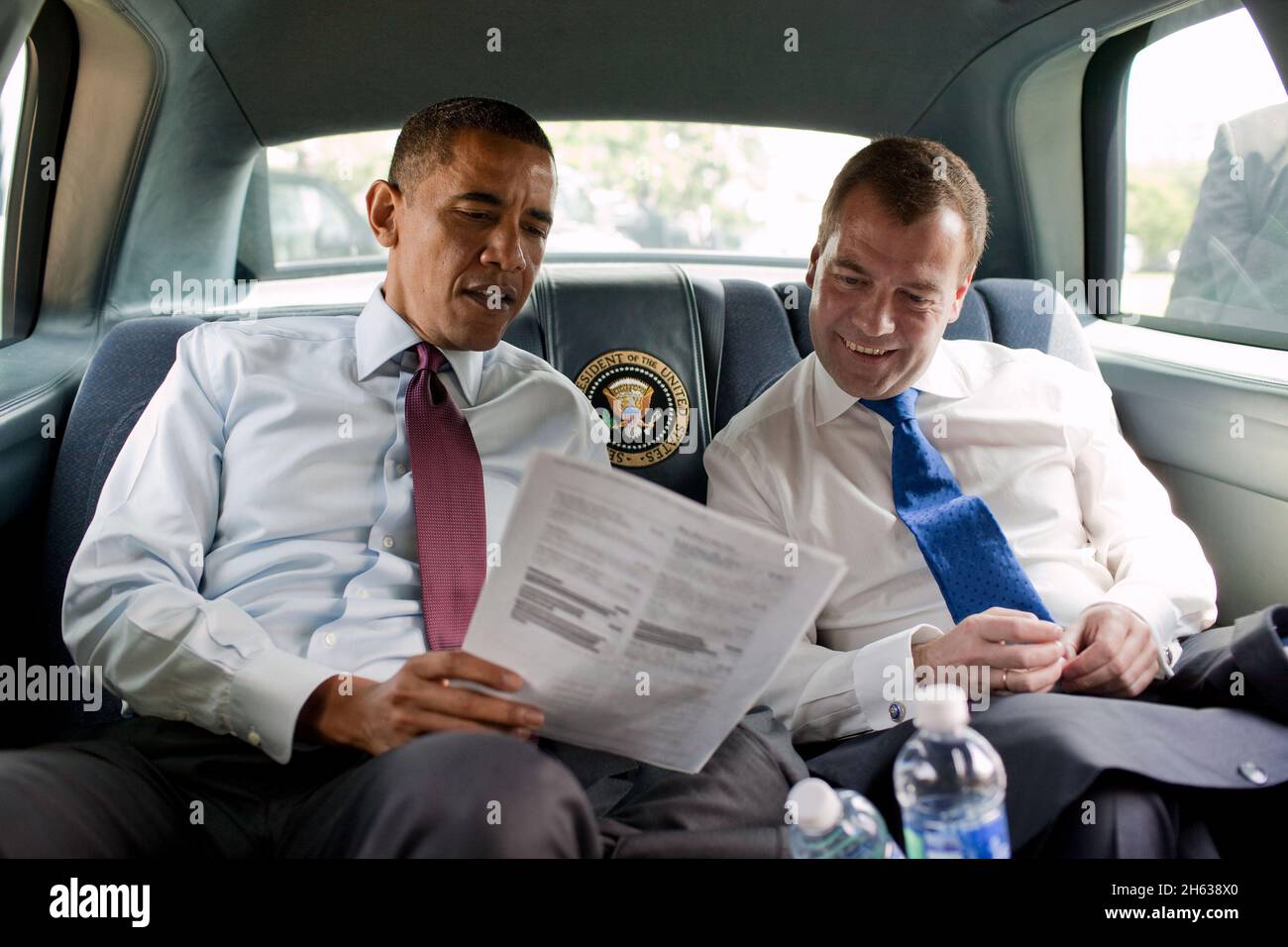 Präsident Barack Obama und der russische Präsident Dmitri Medwedew schauen sich ein Ray's Hell Burger Menü während ihrer Fahrt zum Restaurant in Arlington, VA., 24. Juni 2010 an. Stockfoto