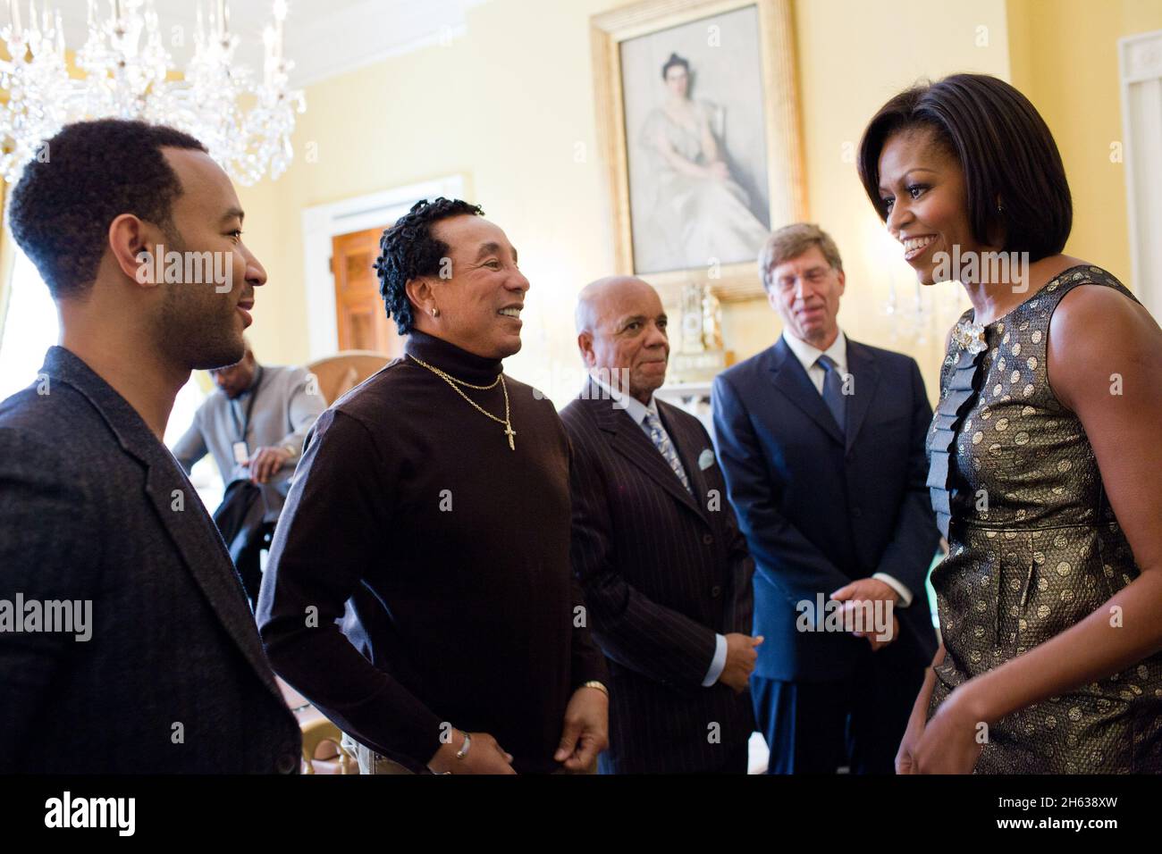 First Lady Michelle Obama begrüßt, von links John Legend, Smokey Robinson, Berry Gordy, Und Bob Santelli im Old Family Dining Room des Weißen Hauses vor dem Motown Music Series Student Workshop, 24. Februar 2011. Stockfoto