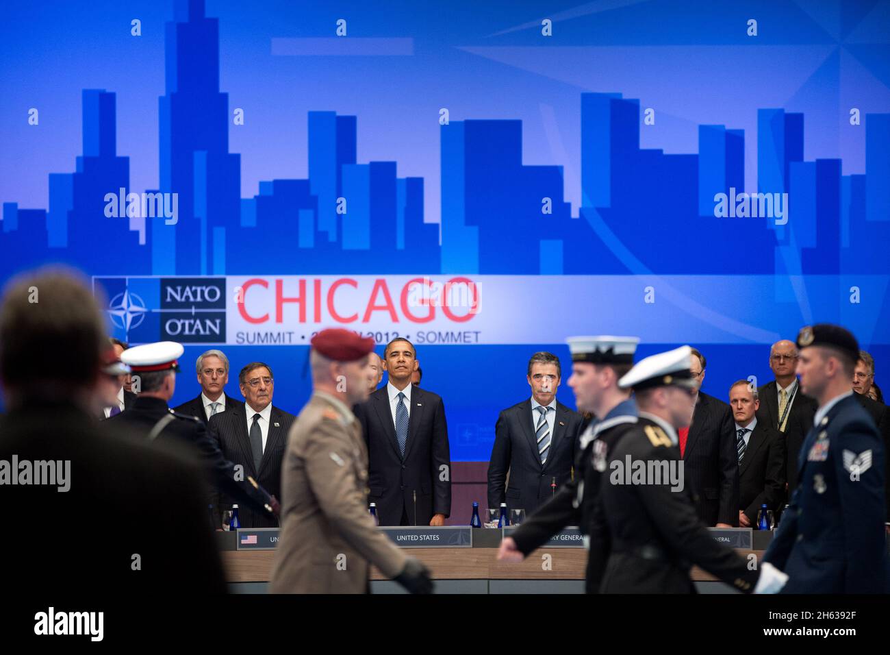 Präsident Barack Obama und NATO-Generalsekretär anders Fogh Rasmussen nehmen an einem Treffen des Nordatlantischen Rates mit Staats- und Regierungschefs während des NATO-Gipfels in Chicago, Ill, 20. Mai 2012 Teil. Stockfoto