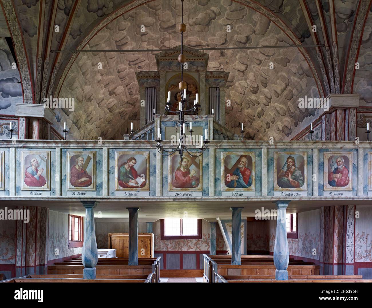 europa,schweden,provinz jämtland,härjedalen,Innenansicht der alten Holzkirche von älvros,Rokoko-Verzierungen,17. Jahrhundert,6-teilige Orgel,Galerie mit Bildern der Apostel Stockfoto