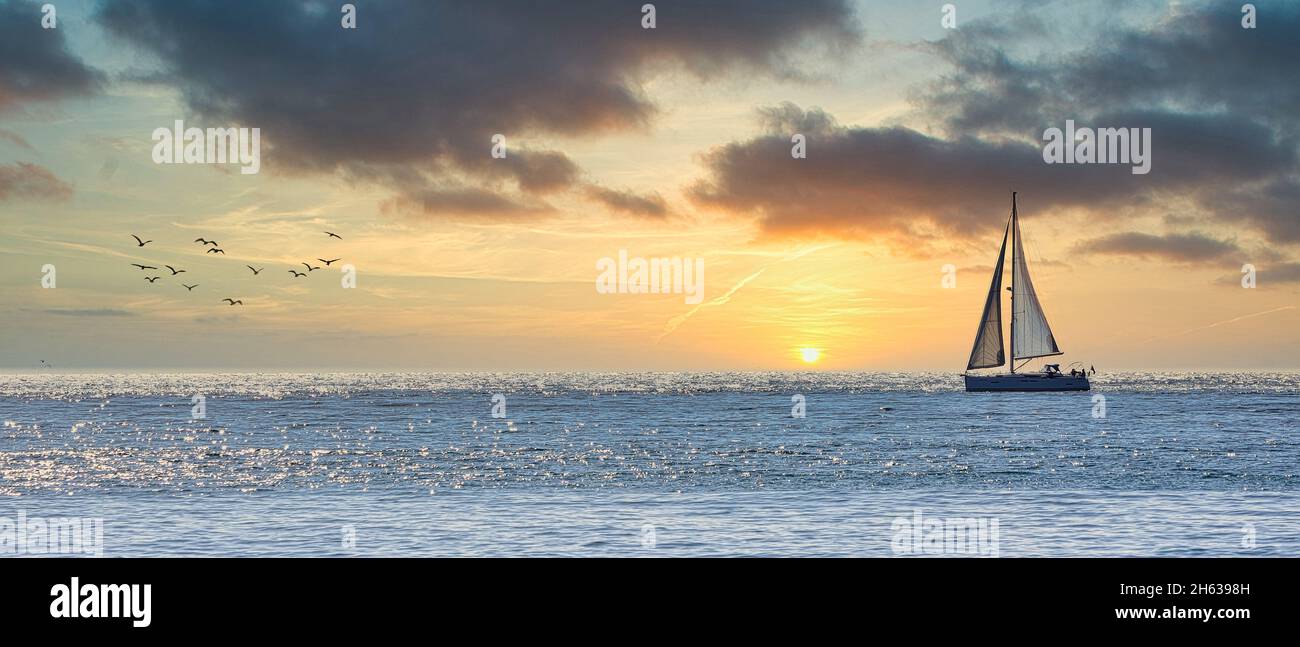 Segelboot segelt im Mittelmeer in einem schönen Sonnenuntergang Stockfoto