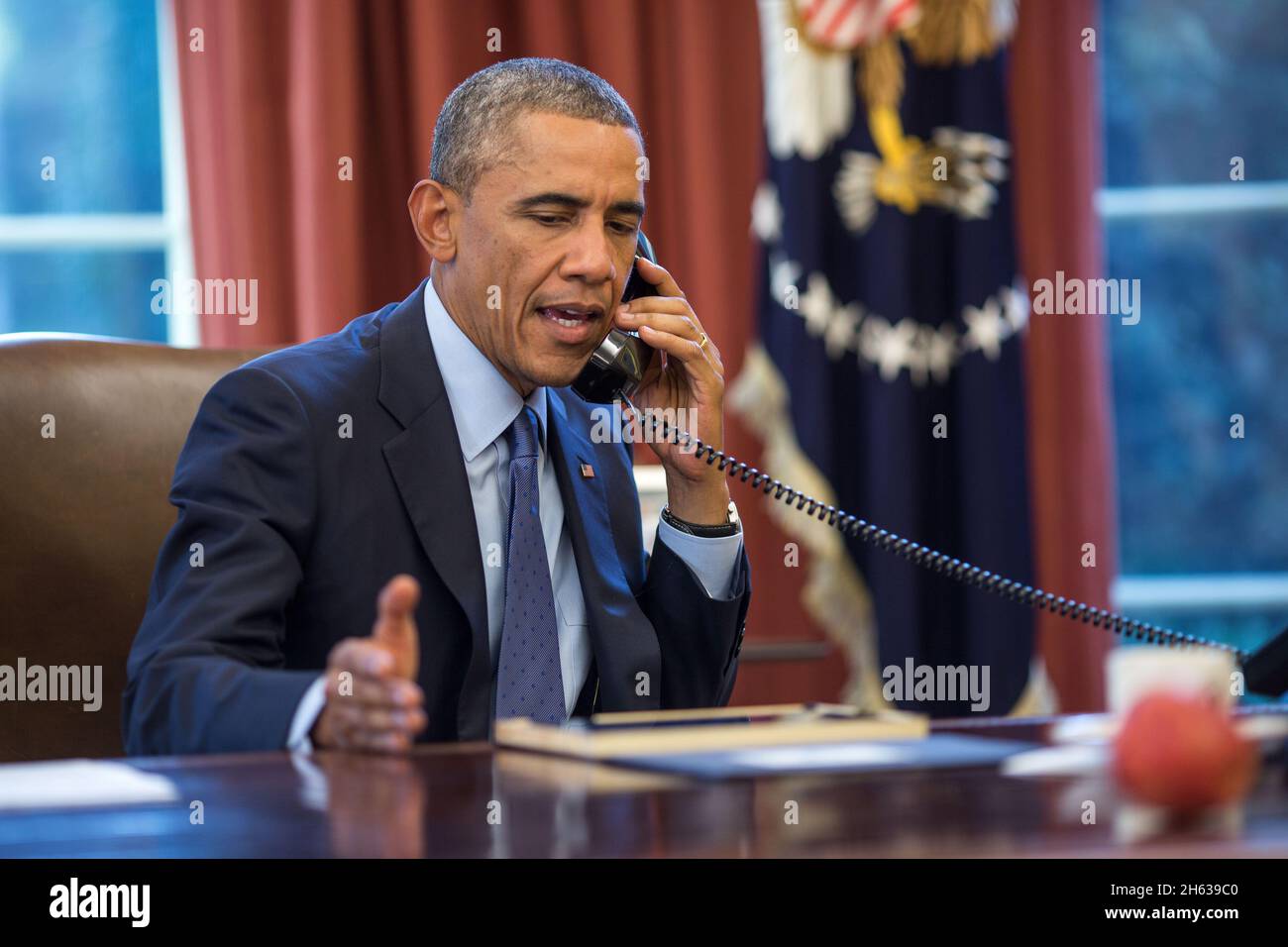 Präsident Barack Obama telefoniert mit dem Direktor der Centers for Disease Control and Prevention (CDC) Dr. Tom Frieden, der den Präsidenten heute Nachmittag über den kürzlich diagnostizierten Ebola-Fall in Dallas, Texas, im Oval Office, 30. September 2014, informiert hat. Stockfoto