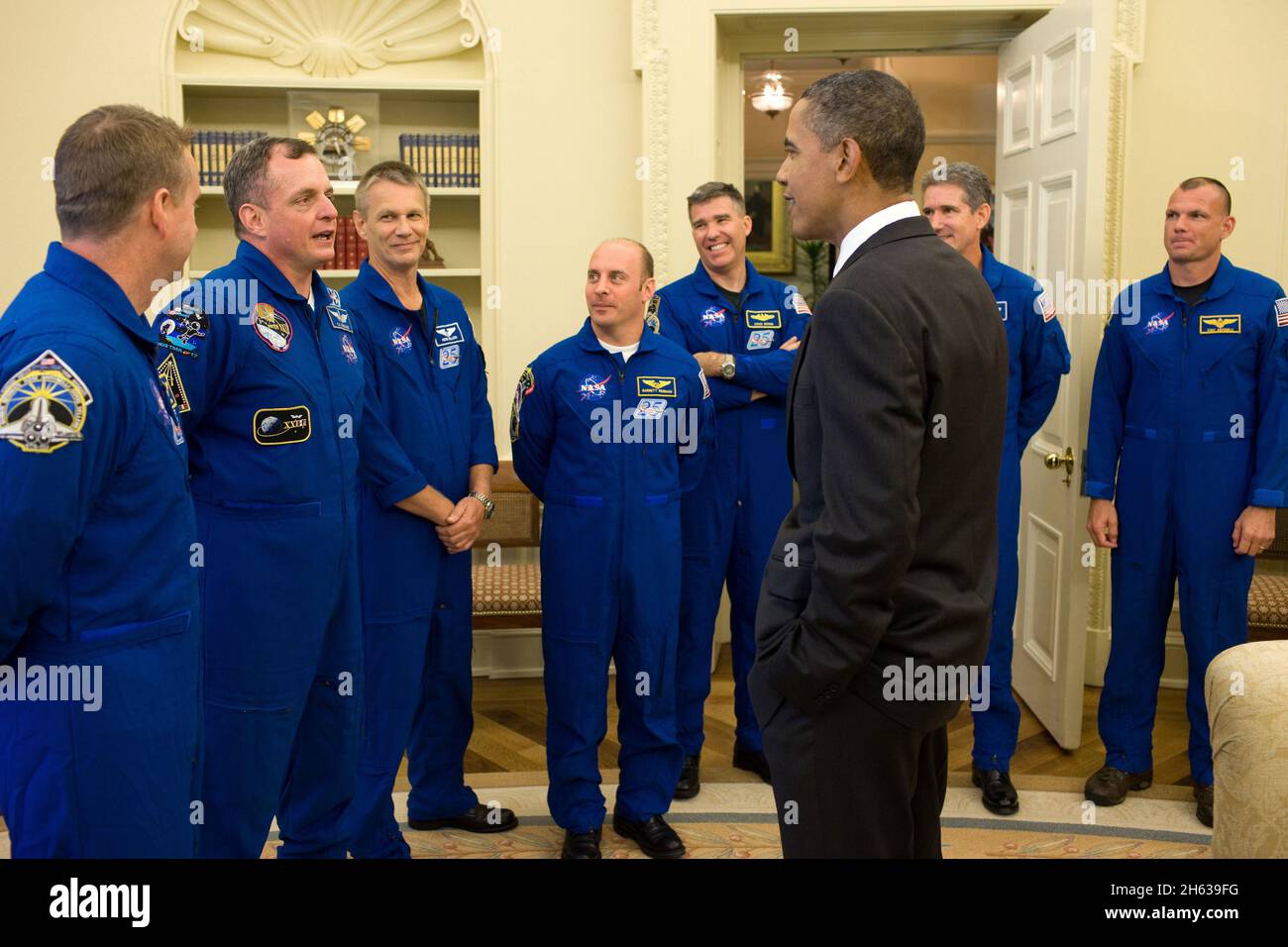 Präsident Barack Obama begrüßt Crew-Mitglieder des Space Shuttle Atlantis und der Internationalen Raumstation im Oval Office, 26. Juli 2010. Stockfoto