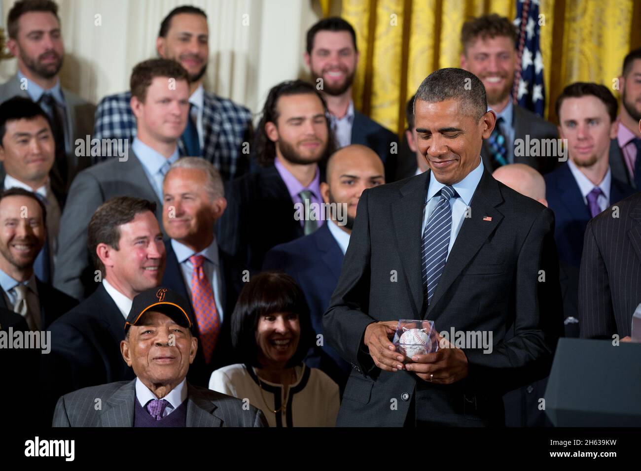 Der Giants Pitcher Madison Bumgarner überreicht Präsident Barack Obama während einer Veranstaltung, bei der der Weltmeister der San Francisco Giants im Weißen Haus begrüßt wird, um das Team und den Sieg der World Series 2014 zu ehren, im East Room, 4. Juni 2015. Stockfoto