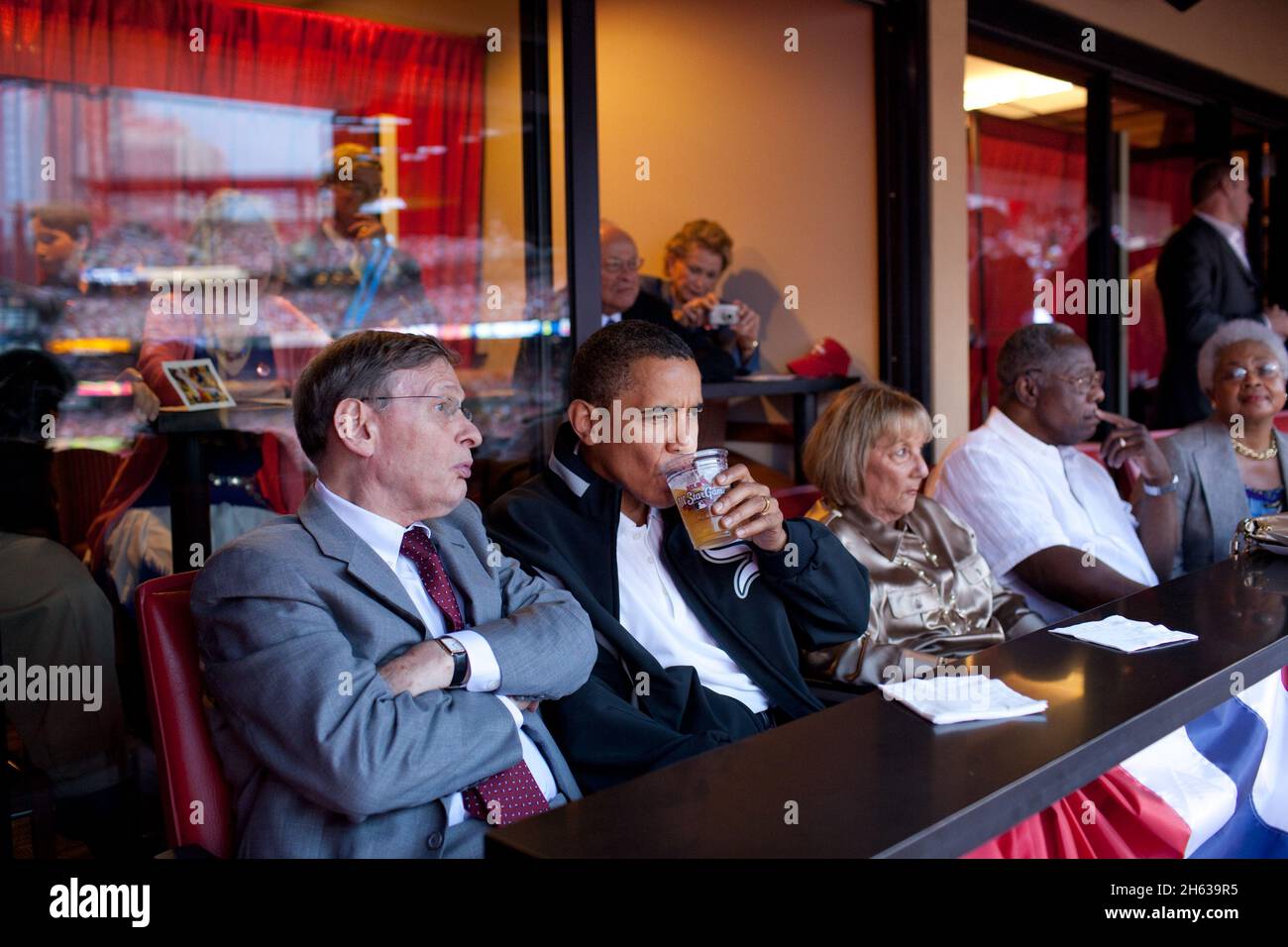 Präsident Barack Obama beobachtet das MLB All-Star Game 2009 mit kommissar Bud Selig, links, 14. Juli 2009. Rechts, in weißem Hemd, ist der Baseballspieler Hank Aaron Stockfoto
