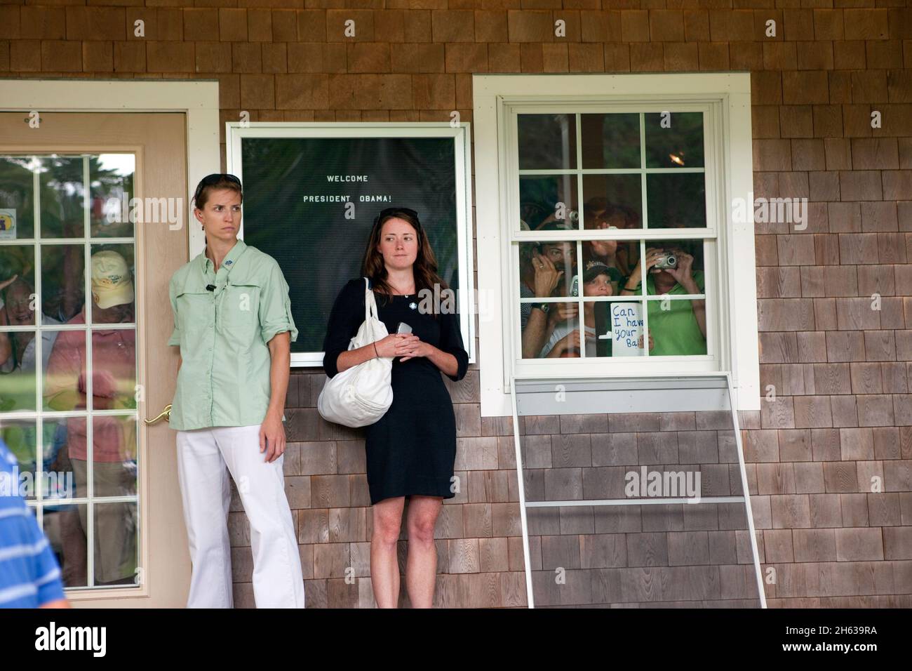 Die Leute in einem Geschäft in Vineyard Haven schauen aus den Fenstern zu Präsident Barack Obama während des Urlaubs der Familie auf Martha's Vineyard, August 25, 2009. Stockfoto