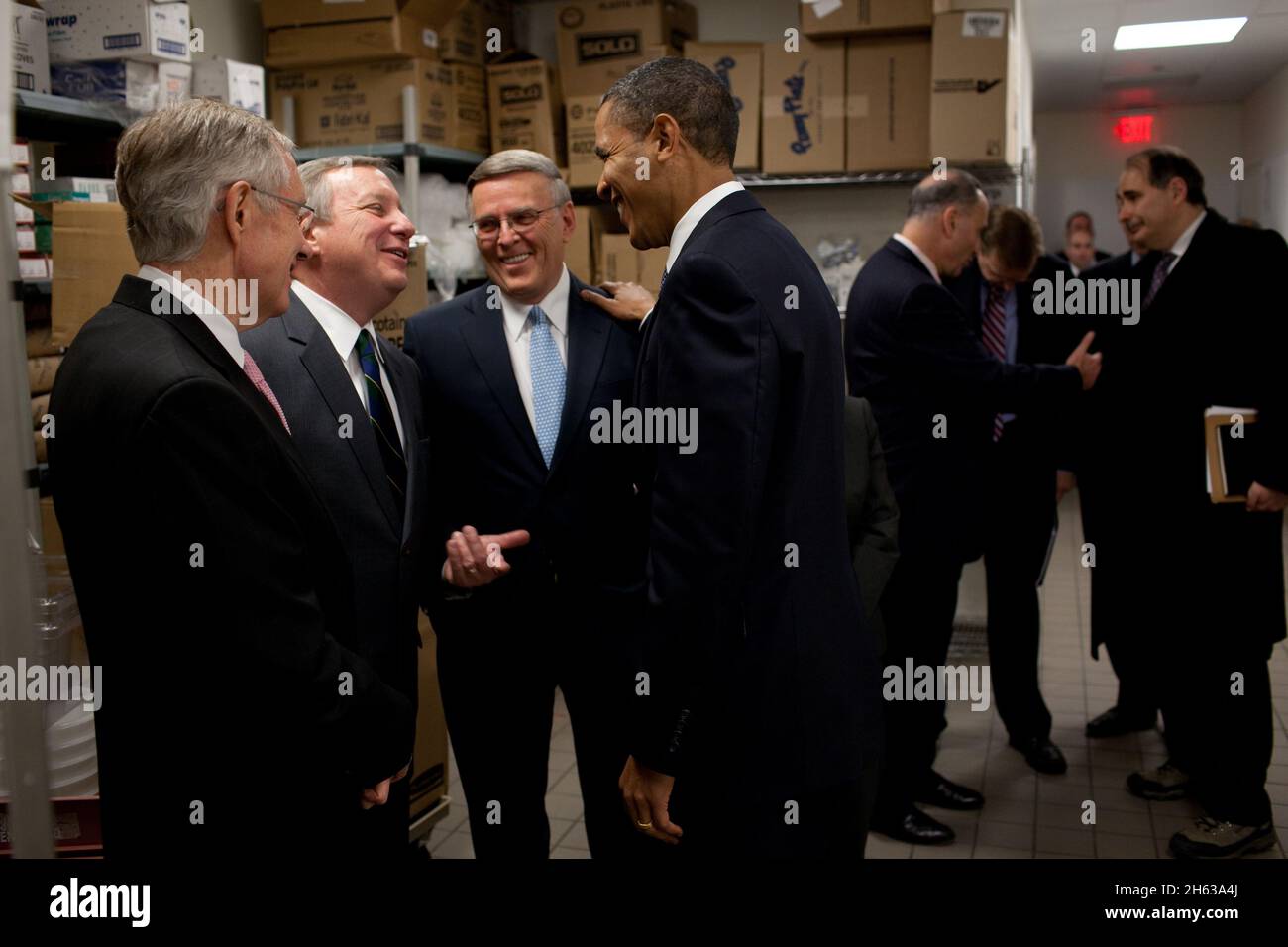 Präsident Barack Obama wird von links von Senator Harry Reid (D-Nev.), Senator Dick Durbin (D-Ill.) und Senator Byron Dorgan (D-N.D.) begrüßt, als er am 3. Februar 2010 in einem Wartezimmer im Newseum in Washington, D.C., ankommt. Stockfoto