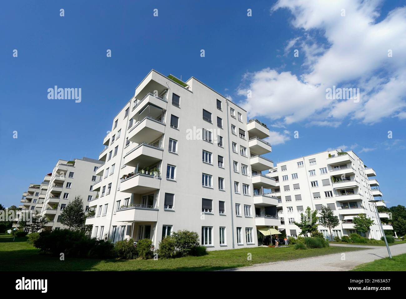 deutschland,bayern,münchen,untersendling,Wohngebiet,mehrere weiße Wohnblöcke auf einem Parkgelände Stockfoto