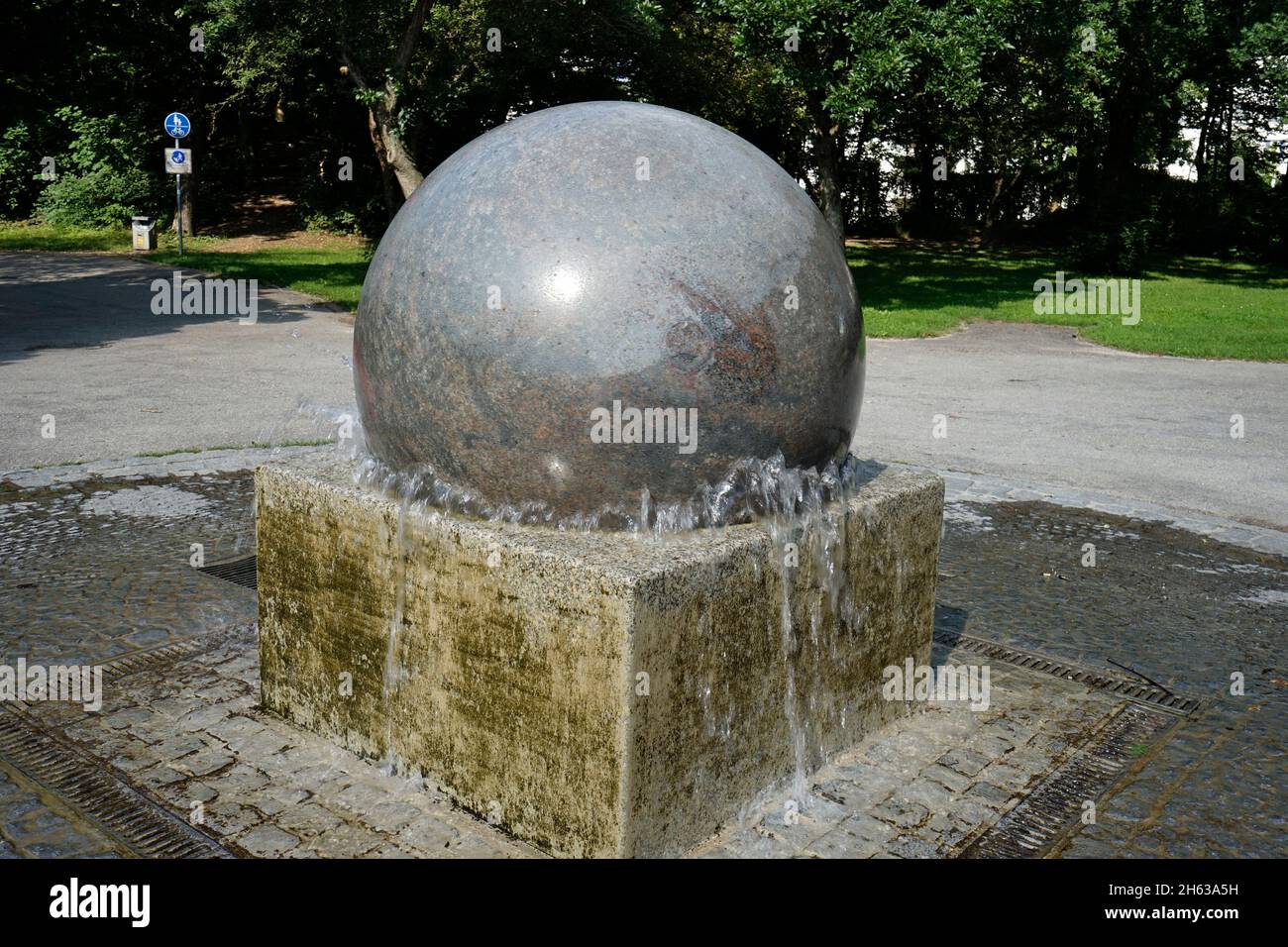 deutschland, bayern, münchen, westpark, kugelbrunnen, Brunnen mit einem großen, leicht drehbaren Granitball Stockfoto