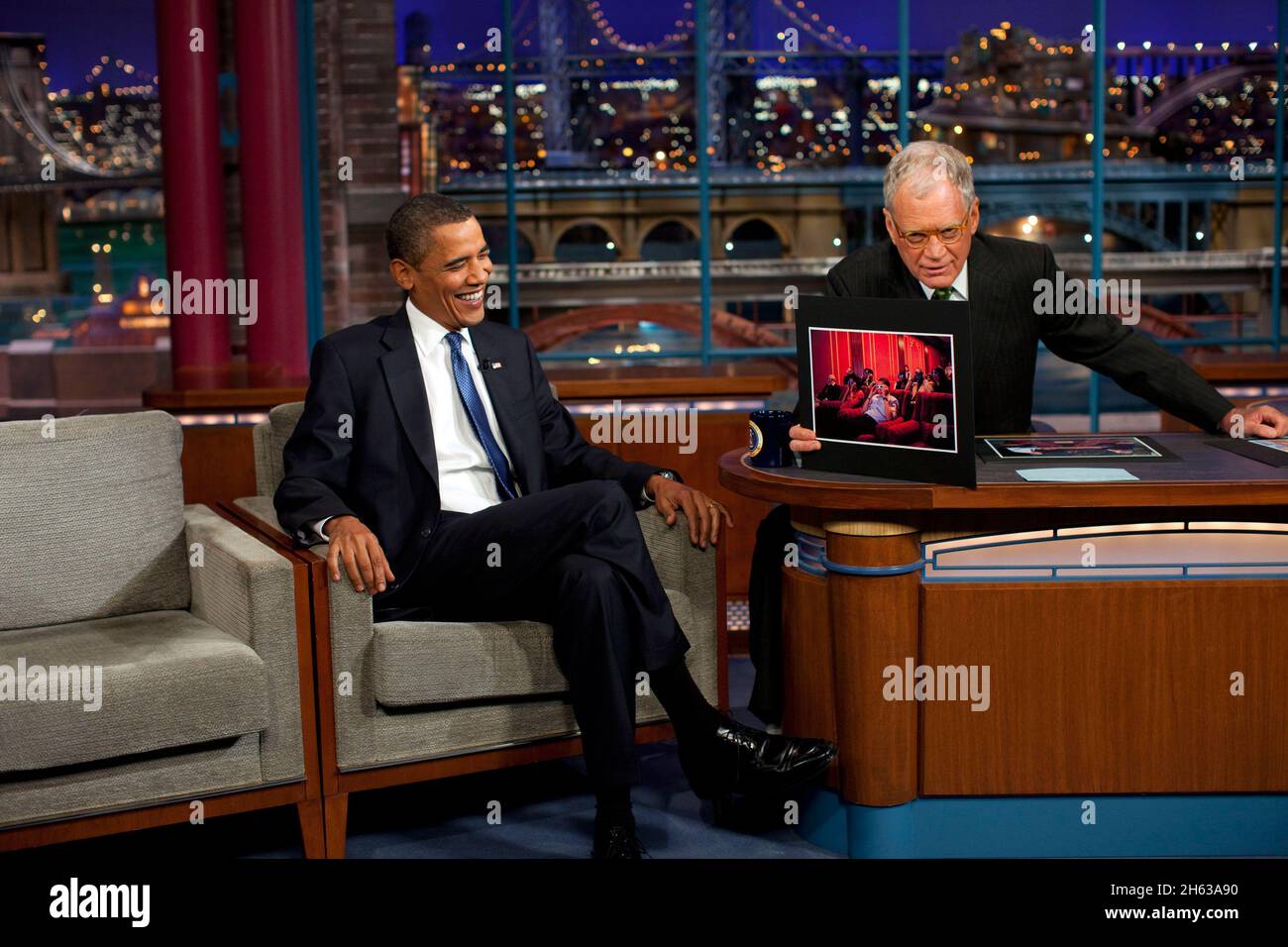 Präsident Barack Obama wird von Moderator David Letterman während einer Aufnahme von „CBS The Late Show with David Letterman“ am Montag, den 21. September 2009, im Ed Sullivan Theater, CBS Studios in New York interviewt. Stockfoto