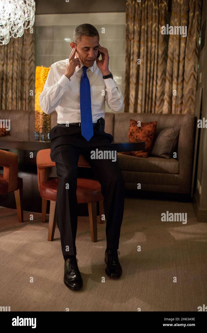 Präsident Barack Obama telefoniert mit dem ehemaligen Gouverneur von Massachusetts. Mitt Romney in der Presidential Suite im Fairmont Chicago Millennium Park in Chicago, Ill., 6. November 2012. Stockfoto