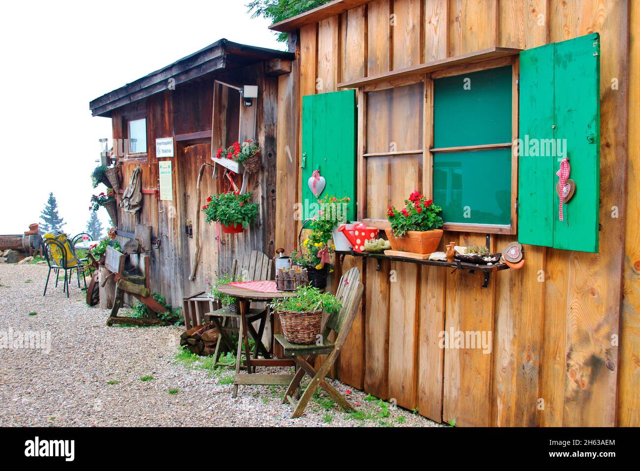 wettersteinhütte (171717m) Ausflugsziel im gaistal bei leutasch,Holzstuhl,Stuhl,Holztisch,Tisch,Herz,Dekoration,Blumen,Blumenschmuck,tirol,österreich,europa Stockfoto