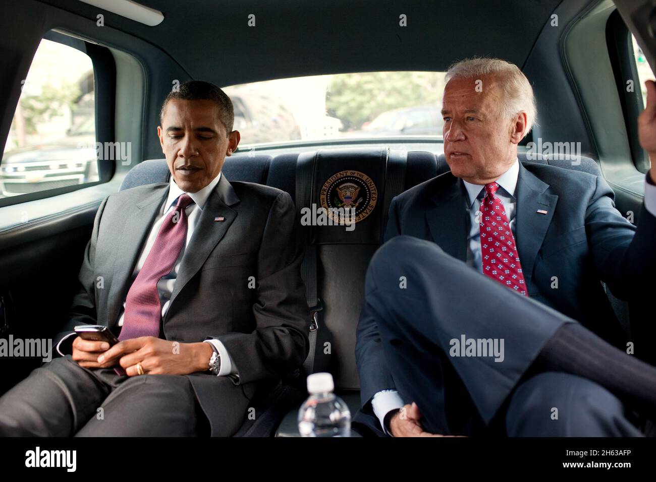 Präsident Barack Obama und Vizepräsident Joe Biden fahren in der Autokolonne vom Weißen Haus zum Ronald Reagan Gebäude in Washington, D.C., 21. Juli 2010, um den Dodd-Frank Wall Street Reform and Consumer Protection Act zu unterzeichnen. Stockfoto Präsident Barack Obama und Vizepräsident Joe Biden fahren in der Autokolonne vom Weißen Haus zum Ronald Reagan Gebäude in Washington, D.C., 21. Juli 2010, um den Dodd-Frank Wall Street Reform and Consumer Protection Act zu unterzeichnen. Stockfoto