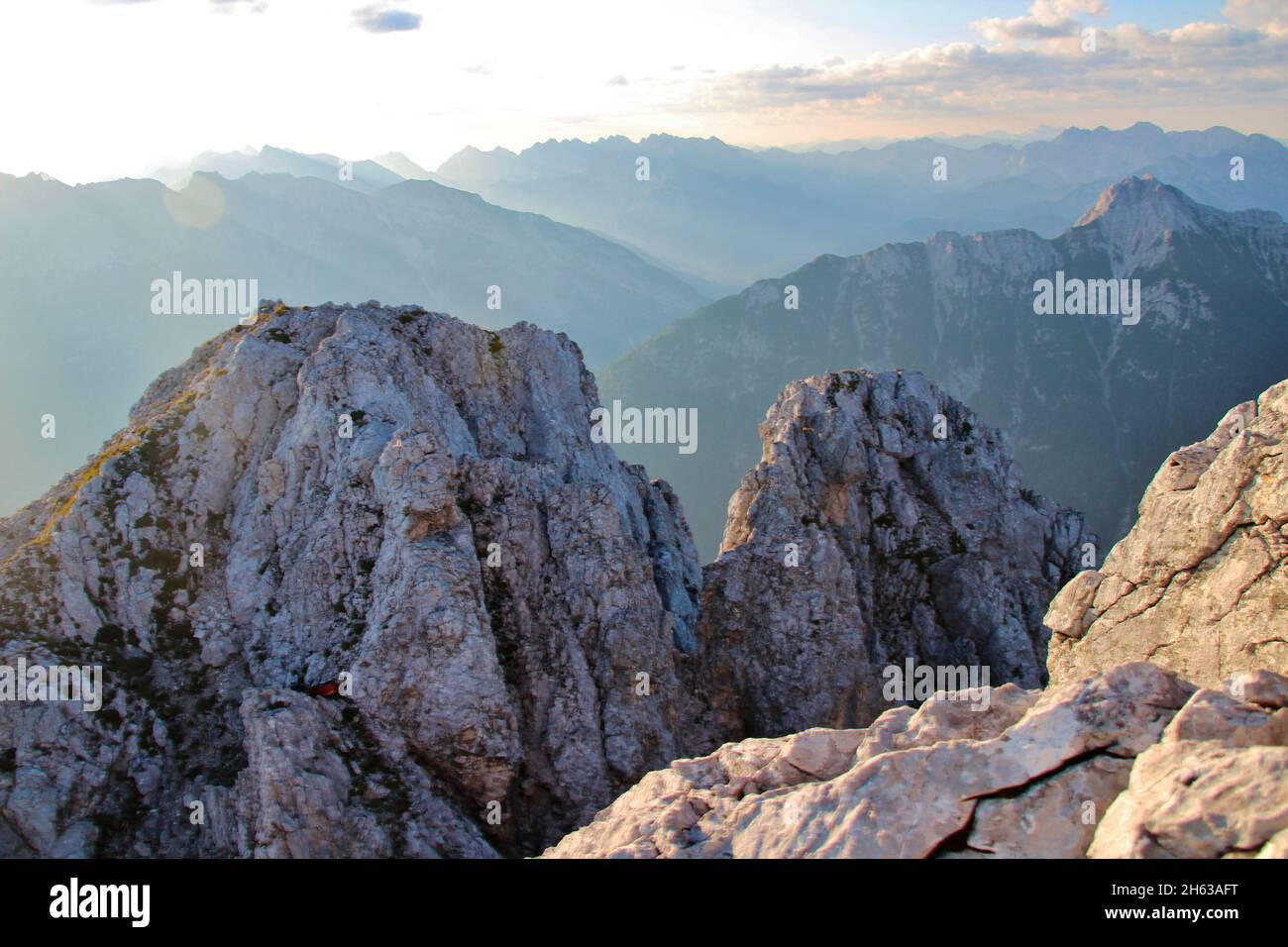 Blick von der oberen Wettersteinspitze, 2.297m, rechts im Hintergrund die arnspitze, deutschland, bayern, oberbayern, werdenfelser Land, mittenwald, isartal Stockfoto