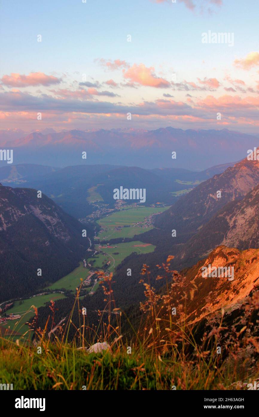 Blick von der oberen Wettersteinspitze,2.297m,Talblick Richtung österreich,leutasch mit den kleinen Siedlungen und Bauernhöfen im Hintergrund,das Dorf weidach ist zu sehen. Ein stimmungsvoller Sonnenaufgang. Stockfoto