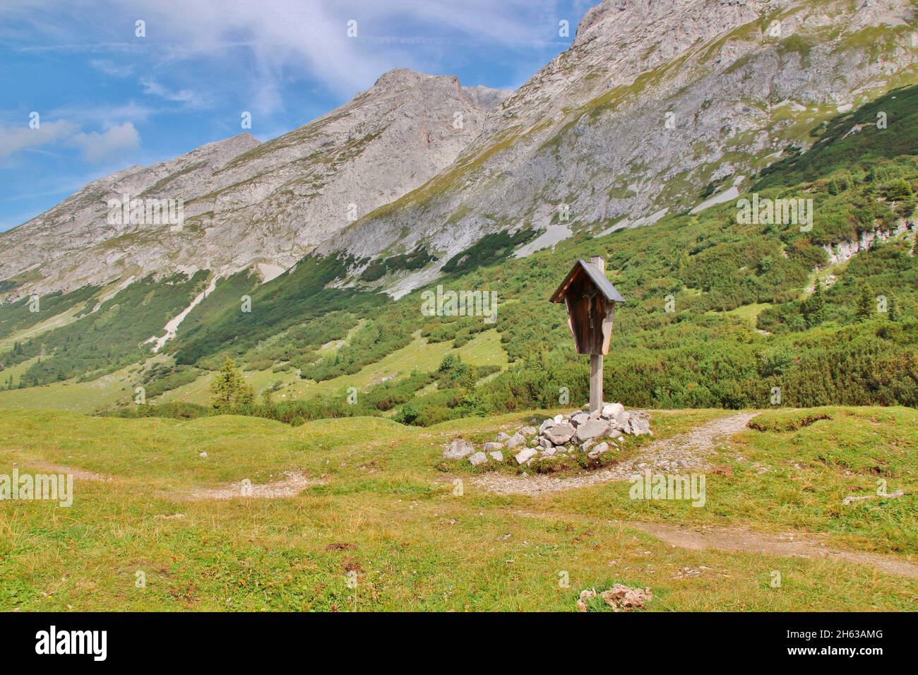 Bergkreuz auf dem Sattel des karwendelhauses,im tiroler karwendelgebirge,links hinter der östlichen karwendelspitze,in der Mitte die grabenkarspitze,tirol,österreich,karwendel,Gebirge Stockfoto