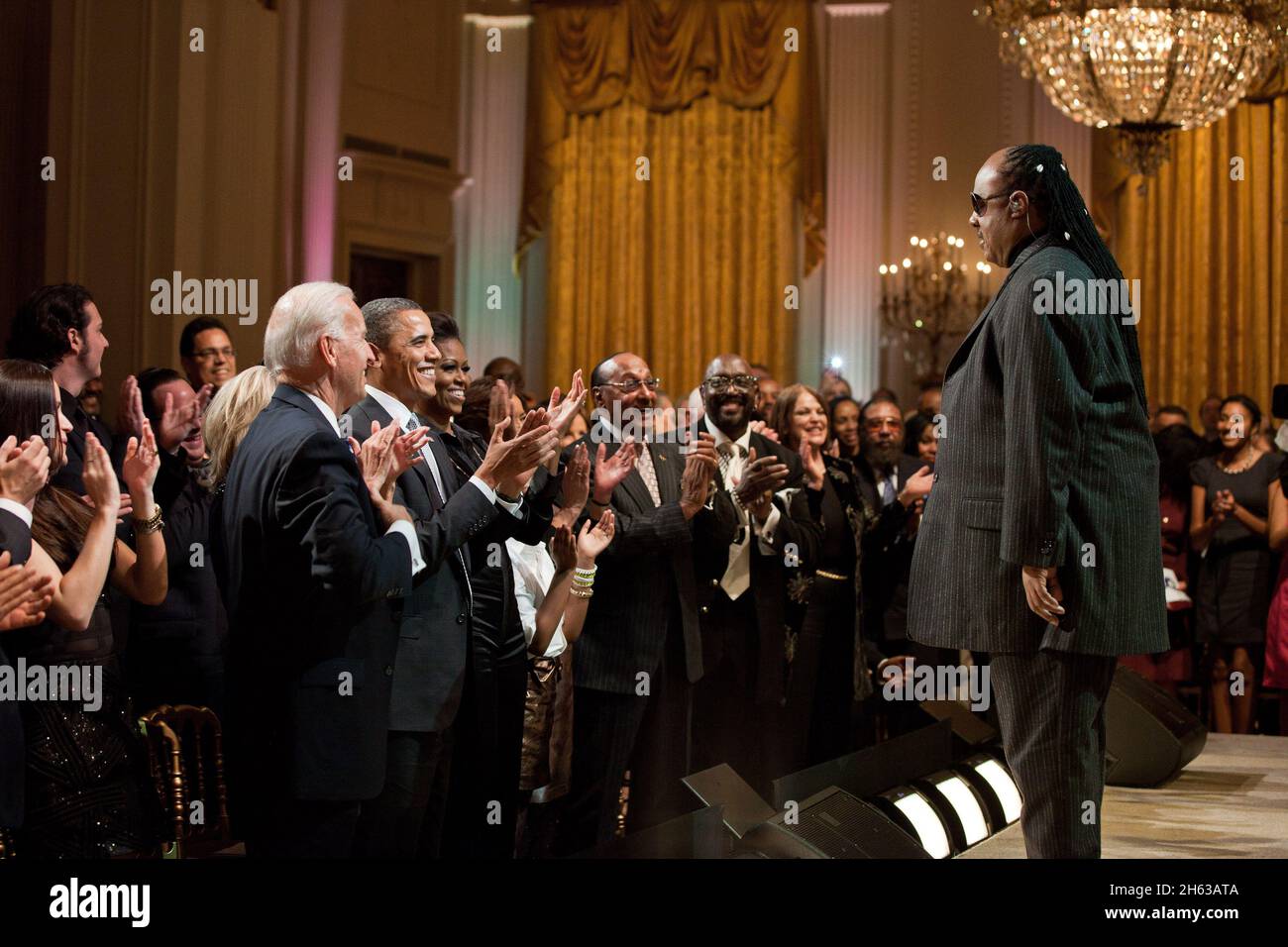 Der Plattenkünstler Stevie Wonder erhält eine Standing Ovation während des Konzerts „The Motown Sound: In Performance at the White House“, das den Black History Month und das Vermächtnis von Motown Records feiert, am 24. Februar 2011 im East Room des Weißen Hauses. Stockfoto