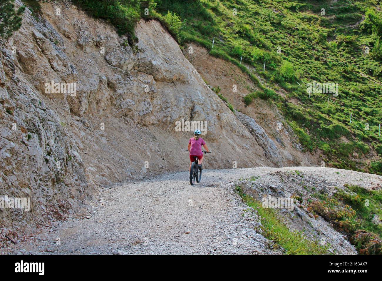Frau mit E-Bike auf Radtour zurück von der plumsjochhütte (1630m) Talabfahrt,in der eng im karwendelgebirge,rissbachtal,tirol,österreich,europa,eng alm Stockfoto