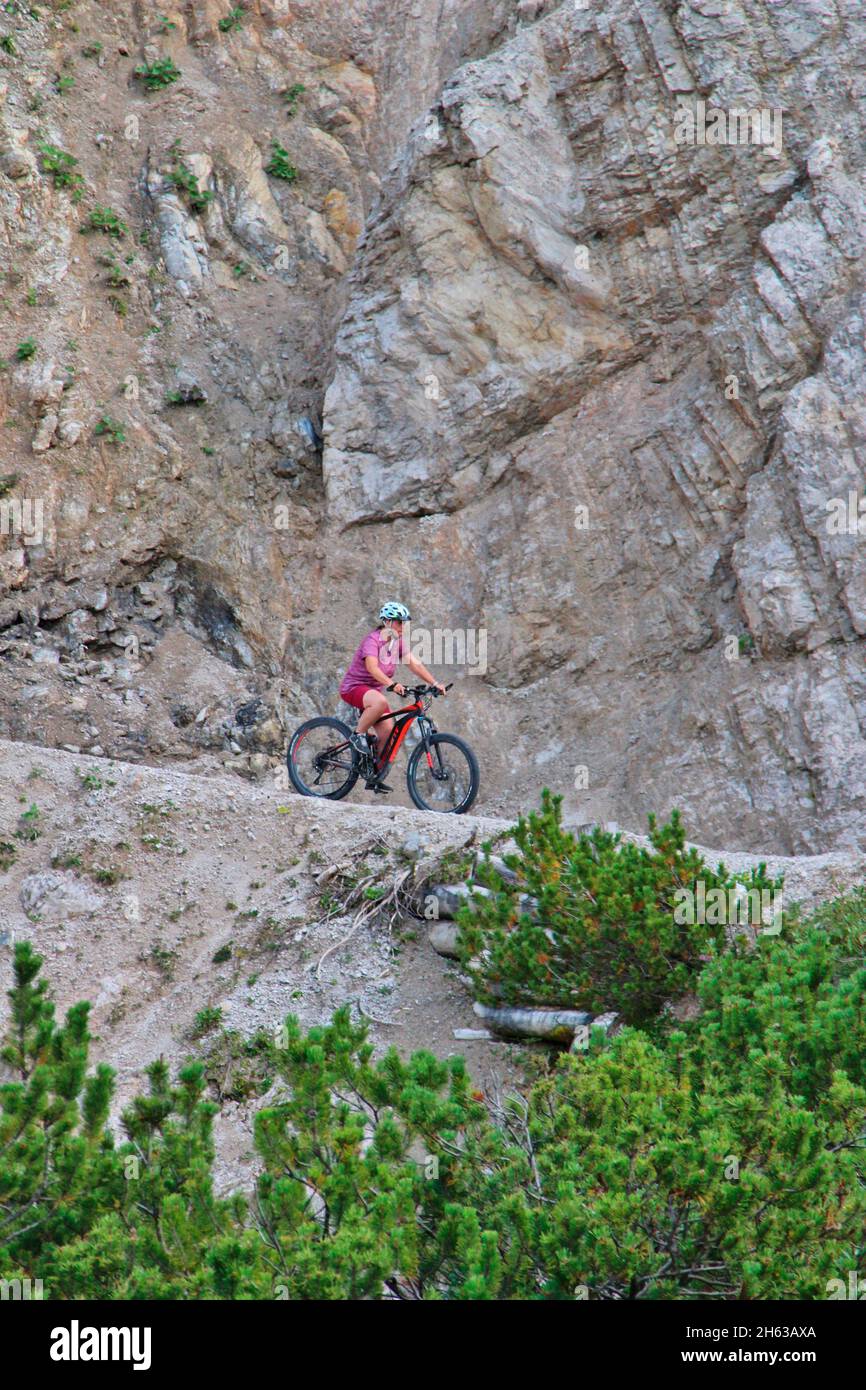Frau mit E-Bike auf Radtour zurück von der plumsjochhütte (1630m) Talabfahrt,in der eng im karwendelgebirge,rissbachtal,tirol,österreich,europa,eng alm Stockfoto