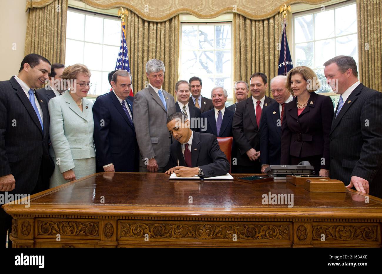 Präsident Barack Obama unterzeichnet im Oval Office am 24. März 2010 eine Executive Order, die die Zustimmung des Patient Protection and Affordable Care Act zu den seit langem geltenden Beschränkungen für die Verwendung von Bundesmitteln für Abtreibung bekräftigt. Stockfoto