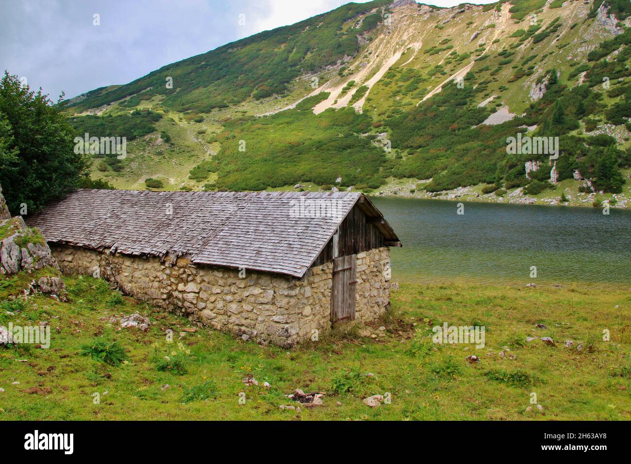 Wanderung zum Zreiner See auf 4 Hektar Bergsee auf 1799 m in den brandenberger alpen,tirol,münster Gemeinde,alte Steinmauer-Almhütte mit Schindeldach Stockfoto