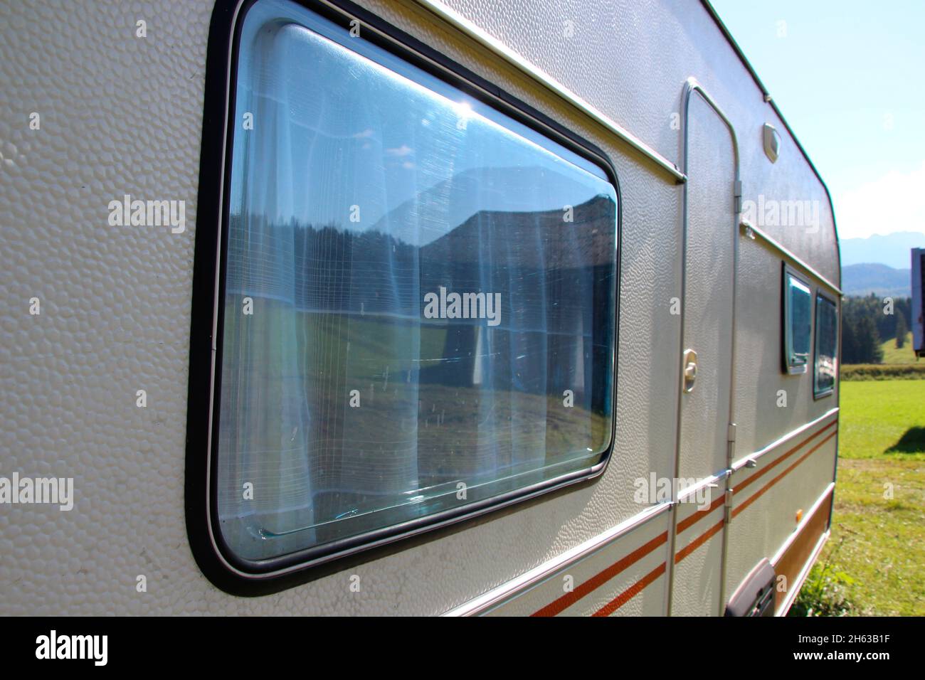 Wohnwagen auf einer Wiese, von der Seite, Fenster, Tür, deutschland, bayern, oberbayern Stockfoto