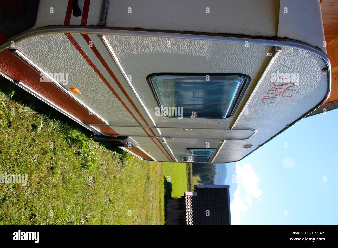 Wohnwagen auf einer Wiese, von der Seite, Fenster, Tür, deutschland, bayern, oberbayern Stockfoto