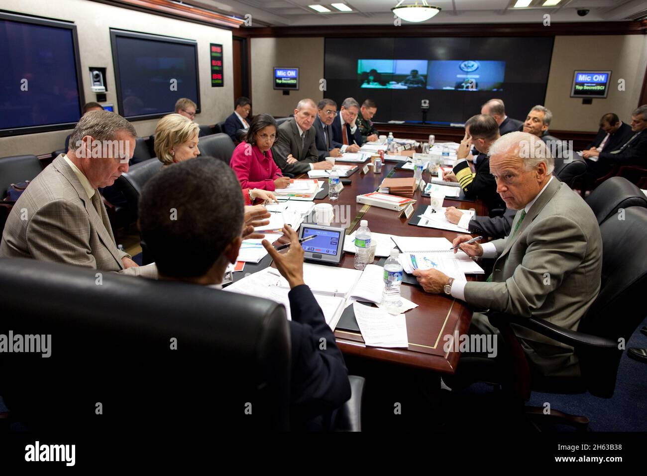 Präsident Barack Obama besucht ein Briefing über Afghanistan in den Situation Room des weißen Hauses, 9. Oktober 2009. Stockfoto