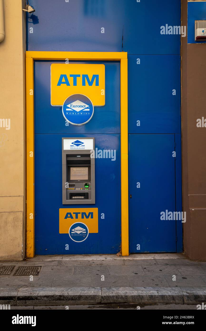 Athen, Griechenland. November 2021. Geldautomat in einer Straße im Stadtzentrum Stockfoto