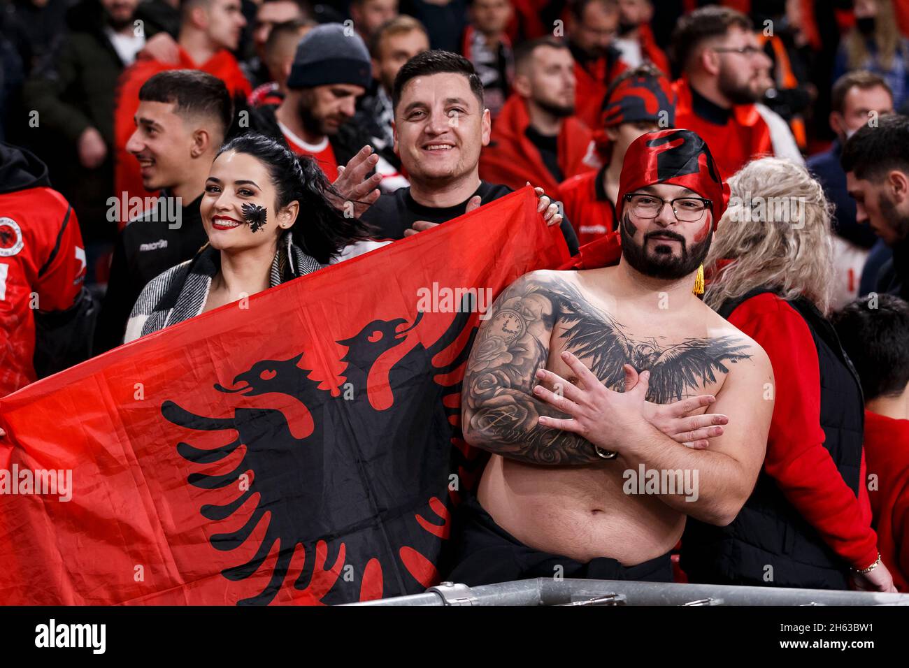 London, Großbritannien. November 2021. Albanien-Fans vor dem Spiel der FIFA Fußball-Weltmeisterschaft 2022 Qualifying Group I zwischen England und Albanien im Wembley-Stadion am 12. November 2021 in London, England. (Foto von Daniel Chesterton/phcimages.com) Quelle: PHC Images/Alamy Live News Stockfoto