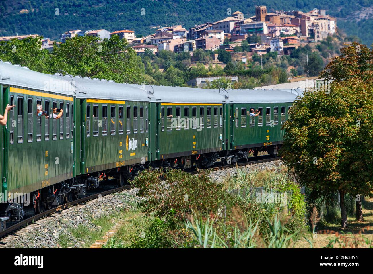 Tren dels llacs Vintage Rail Travel in Talarn Village. Lagunenzug von Lleida nach Pobla de Segur in Pallars Jussà, Pyrenäen, Katalonien (Spanien, Europa Stockfoto