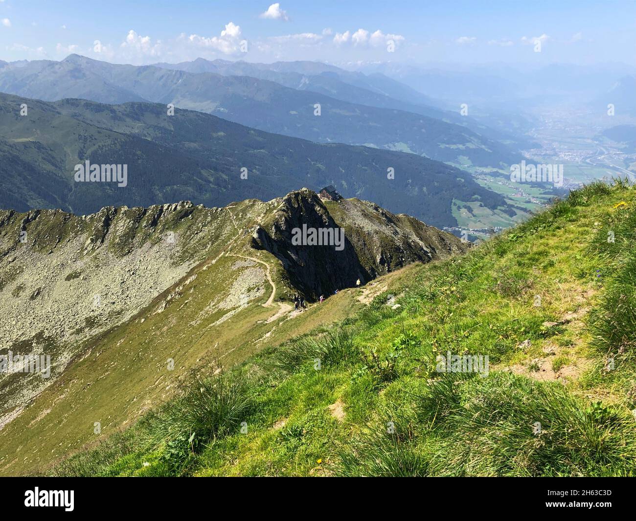 Am kellerjoch,tuxalpen,Blick auf die Kellerjochhütte und inntal,Natur,Berge,Sommer,schwaz,tirol,österreich Stockfoto