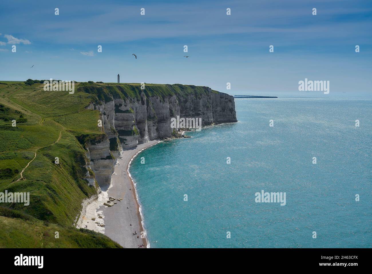 europa, frankreich, normandie, etretat, Meer, Küste, Tourismus, Kreidefelsen, Klippen, Strand, Blau, Küstenstadt Stockfoto