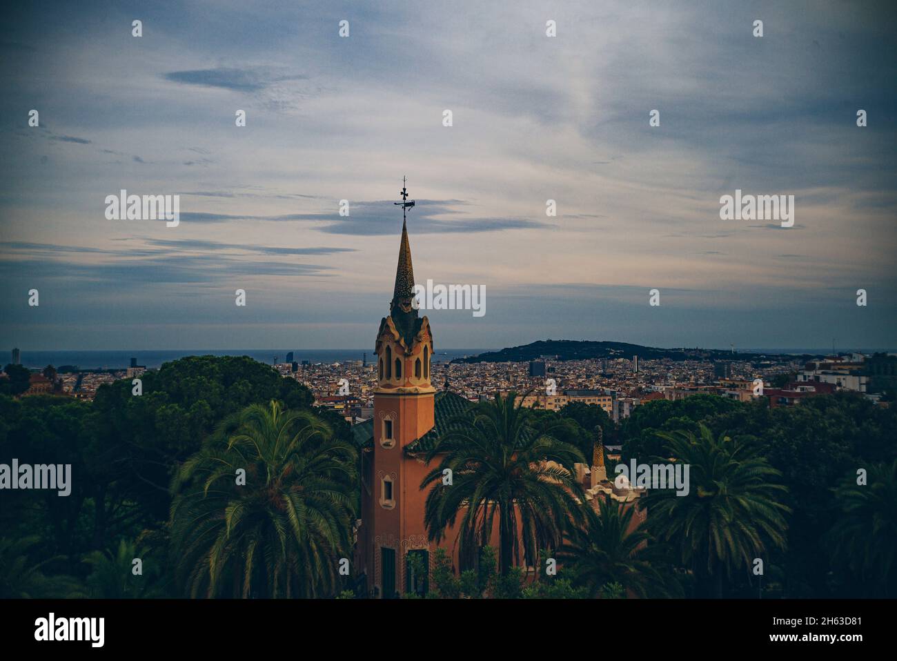 Ein Blick auf die Casa museo Gaudí - die Residenz von antoni Gaudí seit fast 20 Jahren, von 1906 bis Ende 1925 - und die Innenstadt von barcelona aus dem Park Gell. antoni gaudis Künstlerpark guell in barcelona, spanien ist ein modernistischer Park, der zwischen 1900 und 1914 erbaut wurde und ist Eine beliebte Touristenattraktion. Stockfoto