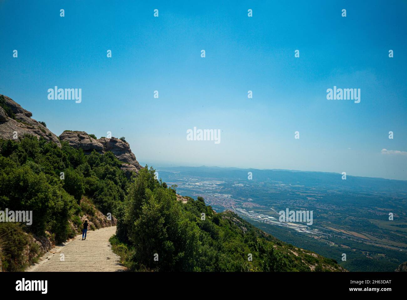 Die Berge von montserrat in barcelona, spanien. montserrat ist ein spanisch geformter Berg, der antoni gaudi beeinflusste, seine Kunstwerke zu machen. Stockfoto