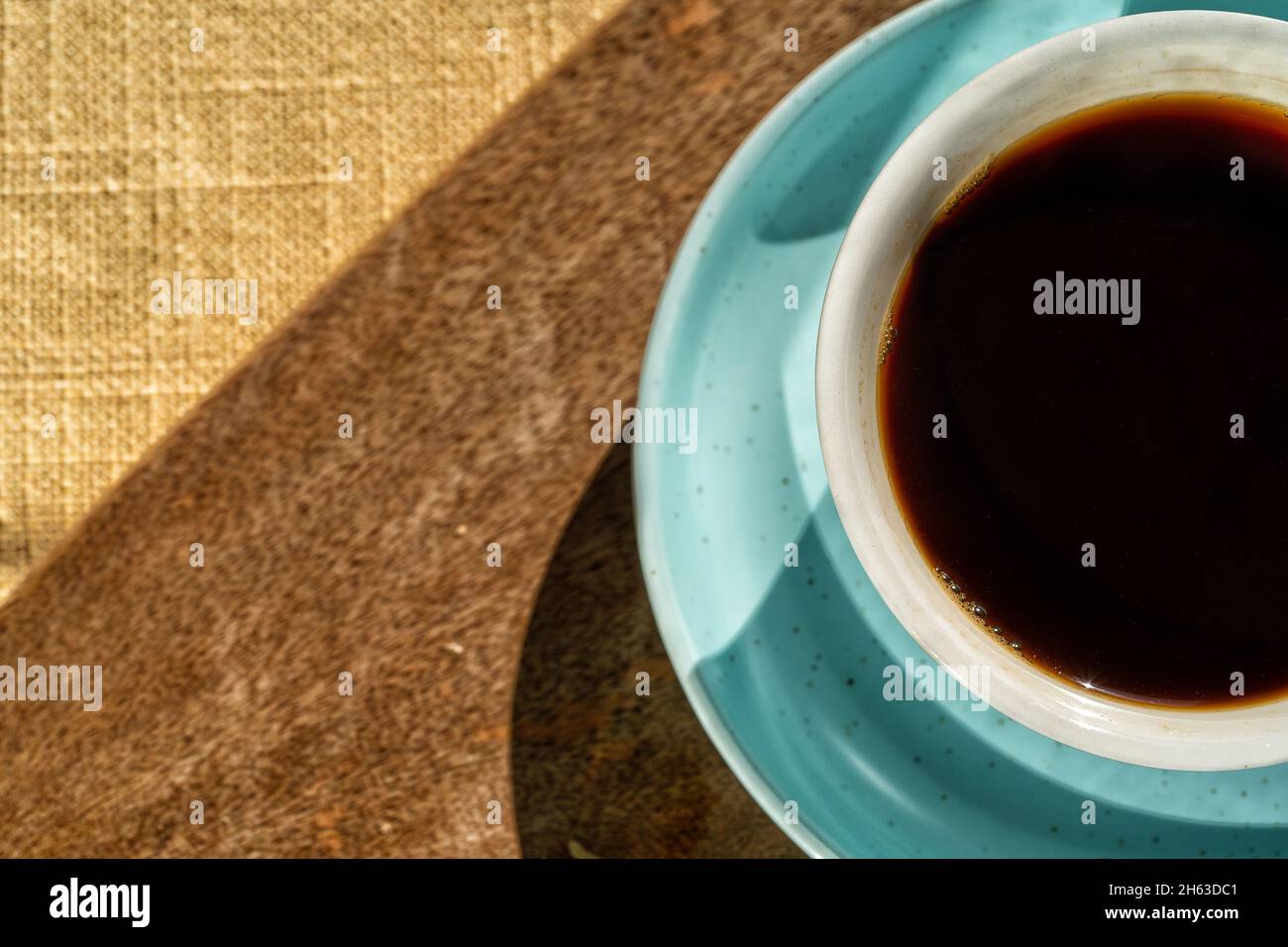 Tasse Kaffee auf Holzschreibtisch Hintergrund, flach liegend. Stockfoto