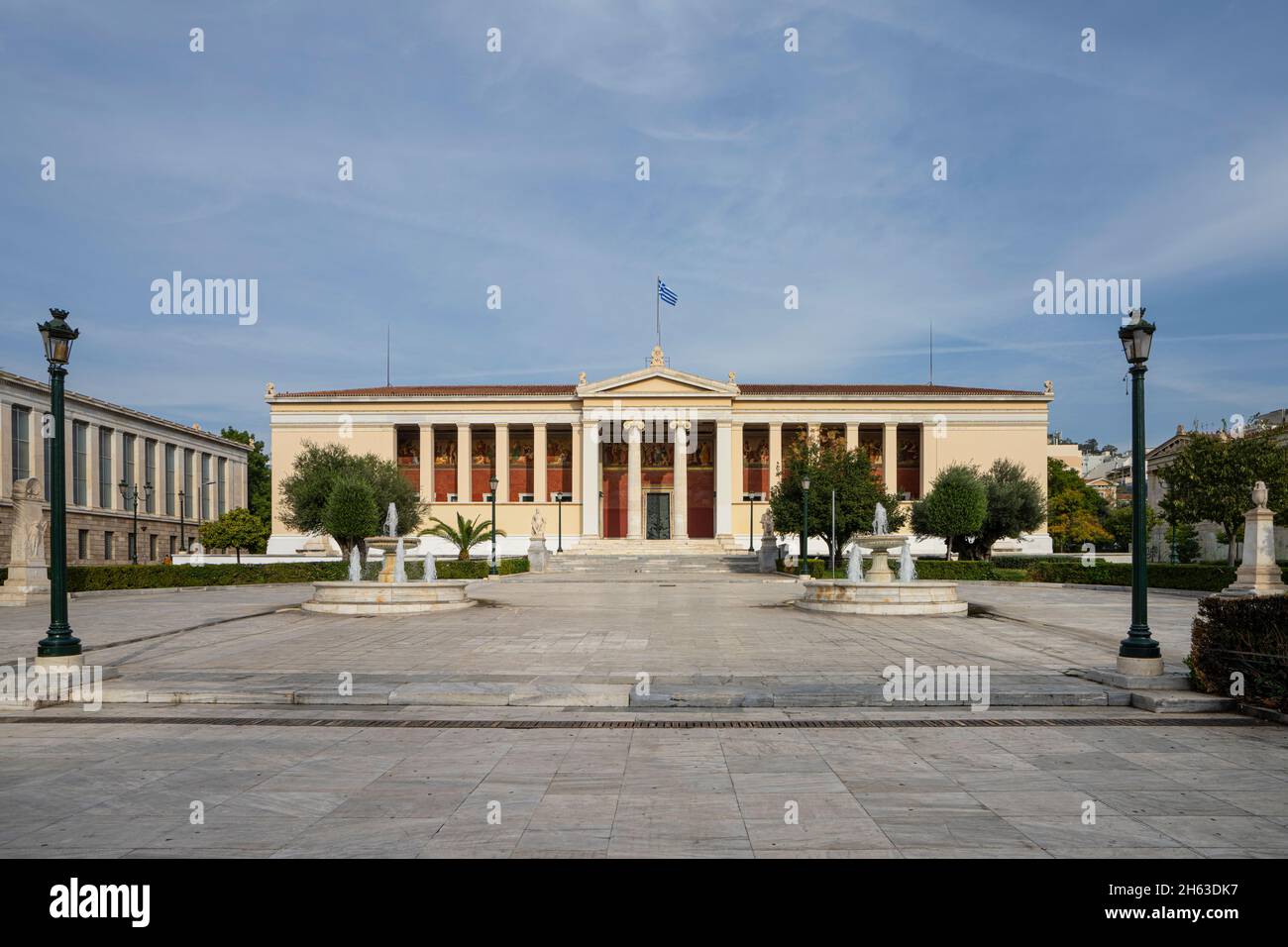 Athen, Griechenland. November 2021. Außenansicht des Universitätsgebäudes in Athen im Stadtzentrum Stockfoto