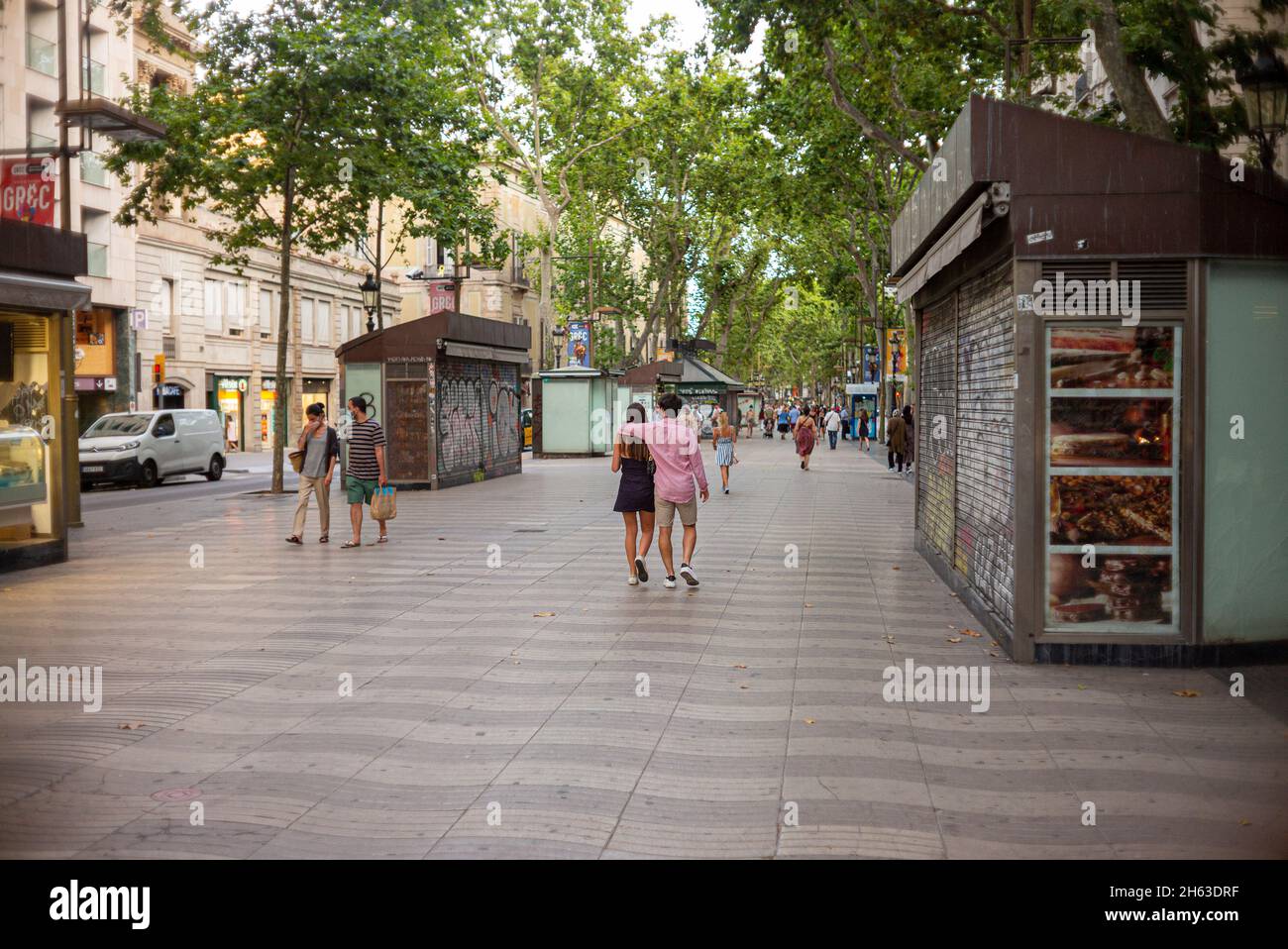 Touristen gehen die berühmte Straße La rambla in barcelona, spanien. Die beliebteste Straße in barcelona Stockfoto