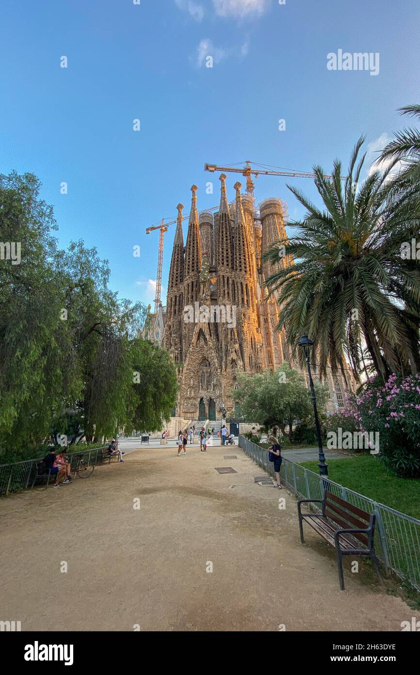 Basicila und Sühnekirche der heiligen Familie, bekannt als sagrada familia bei Sonnenuntergang in barcelona. Das meisterwerk von antoni gaudi wurde 1984 zum unesco-Weltkulturerbe erklärt. Stockfoto