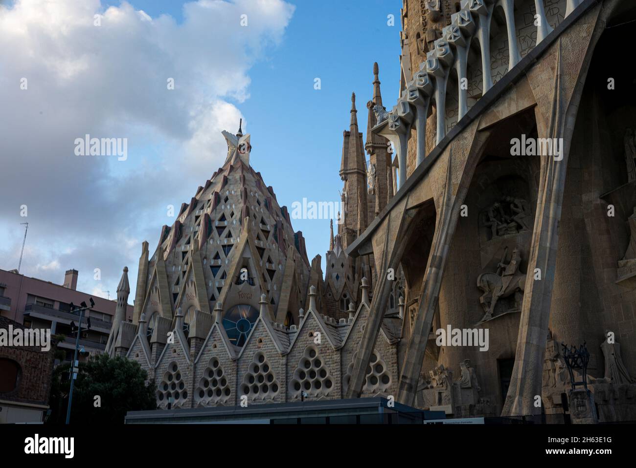 Basicila und Sühnekirche der heiligen Familie, bekannt als sagrada familia bei Sonnenuntergang in barcelona. Das meisterwerk von antoni gaudi wurde 1984 zum unesco-Weltkulturerbe erklärt. Stockfoto