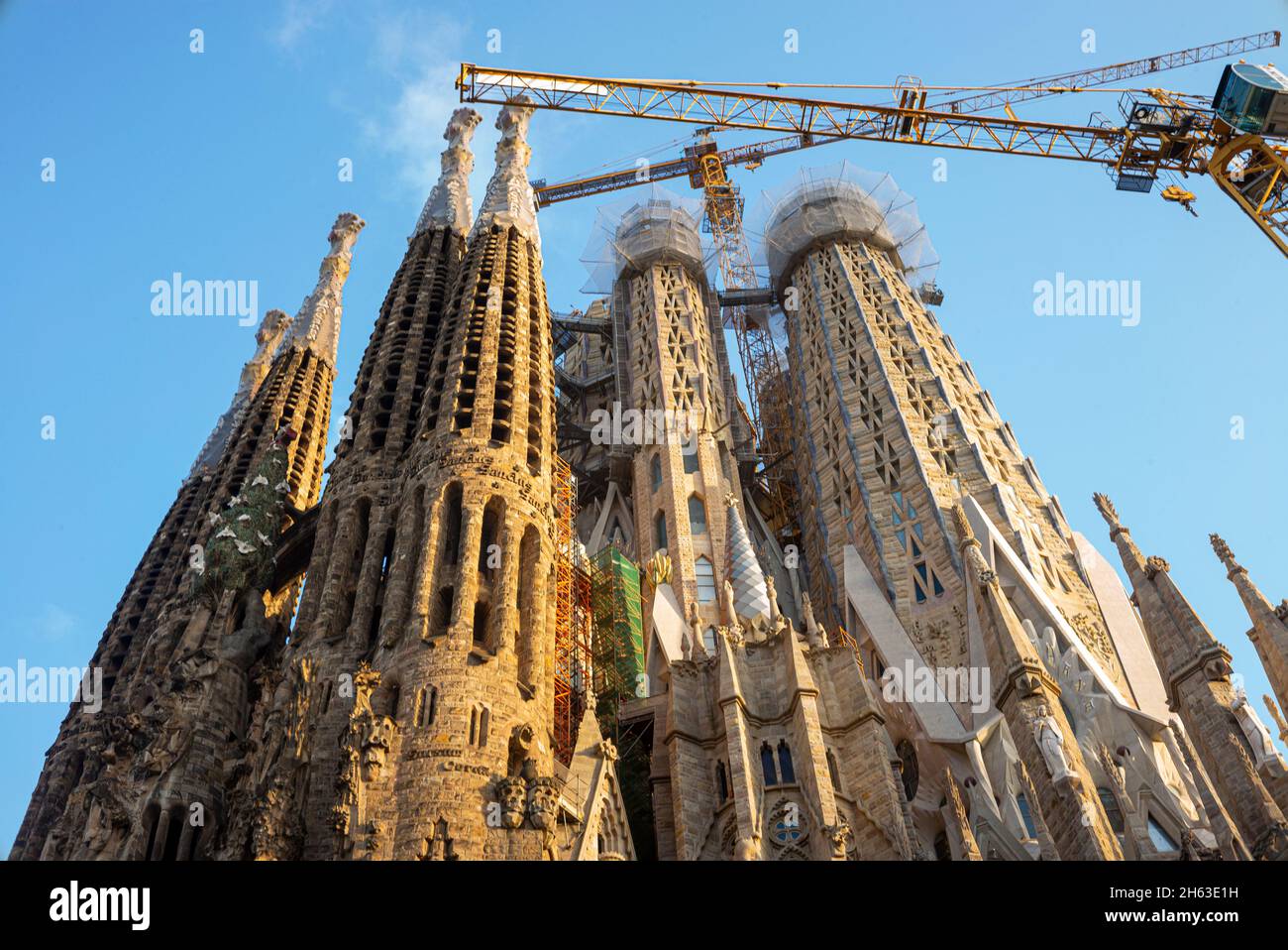 Basicila und Sühnekirche der heiligen Familie, bekannt als sagrada familia bei Sonnenuntergang in barcelona. Das meisterwerk von antoni gaudi wurde 1984 zum unesco-Weltkulturerbe erklärt. Stockfoto