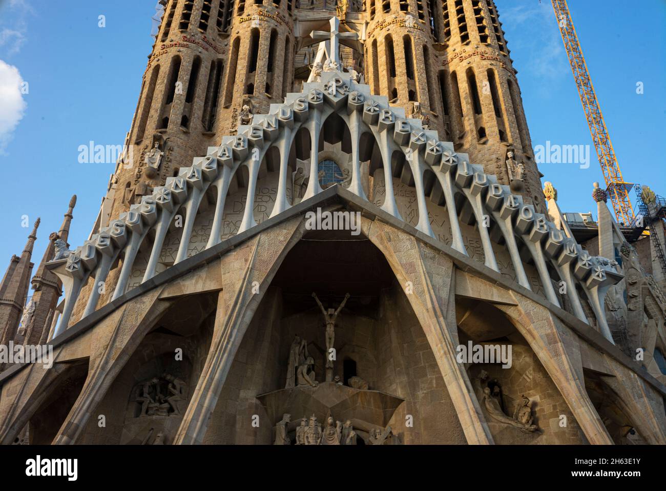 Basicila und Sühnekirche der heiligen Familie, bekannt als sagrada familia bei Sonnenuntergang in barcelona. Das meisterwerk von antoni gaudi wurde 1984 zum unesco-Weltkulturerbe erklärt. Stockfoto