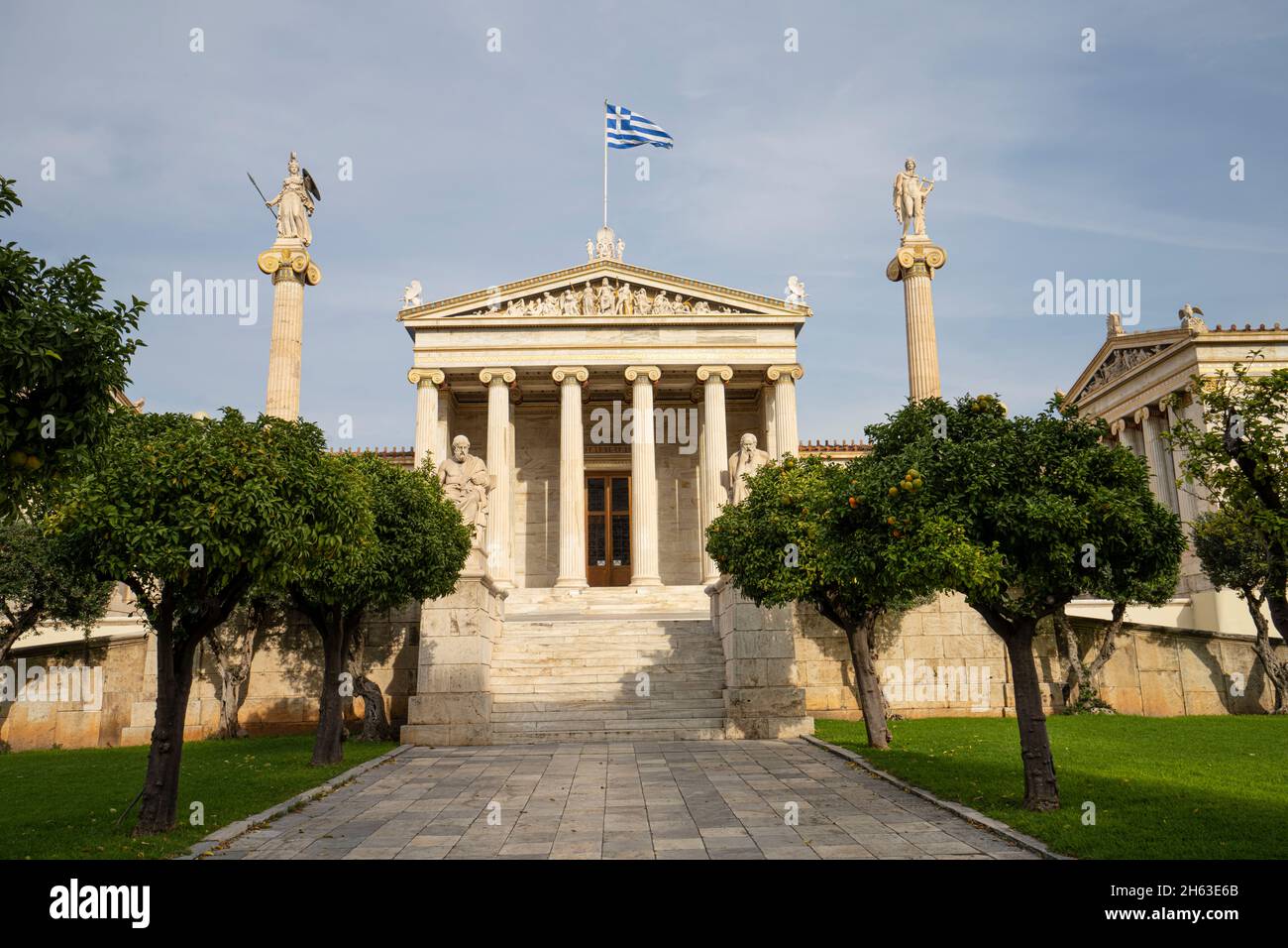 Athen, Griechenland. November 2021. Außenansicht des Athens Academy Gebäudes im Stadtzentrum Stockfoto