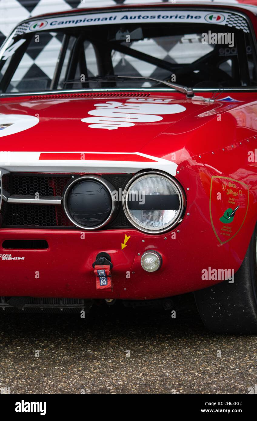 PESA, ITALIEN - 09. Okt 2021: Ein Alfa Romeo Junior Scalino auf einem alten Rennen in Rallye Stockfoto