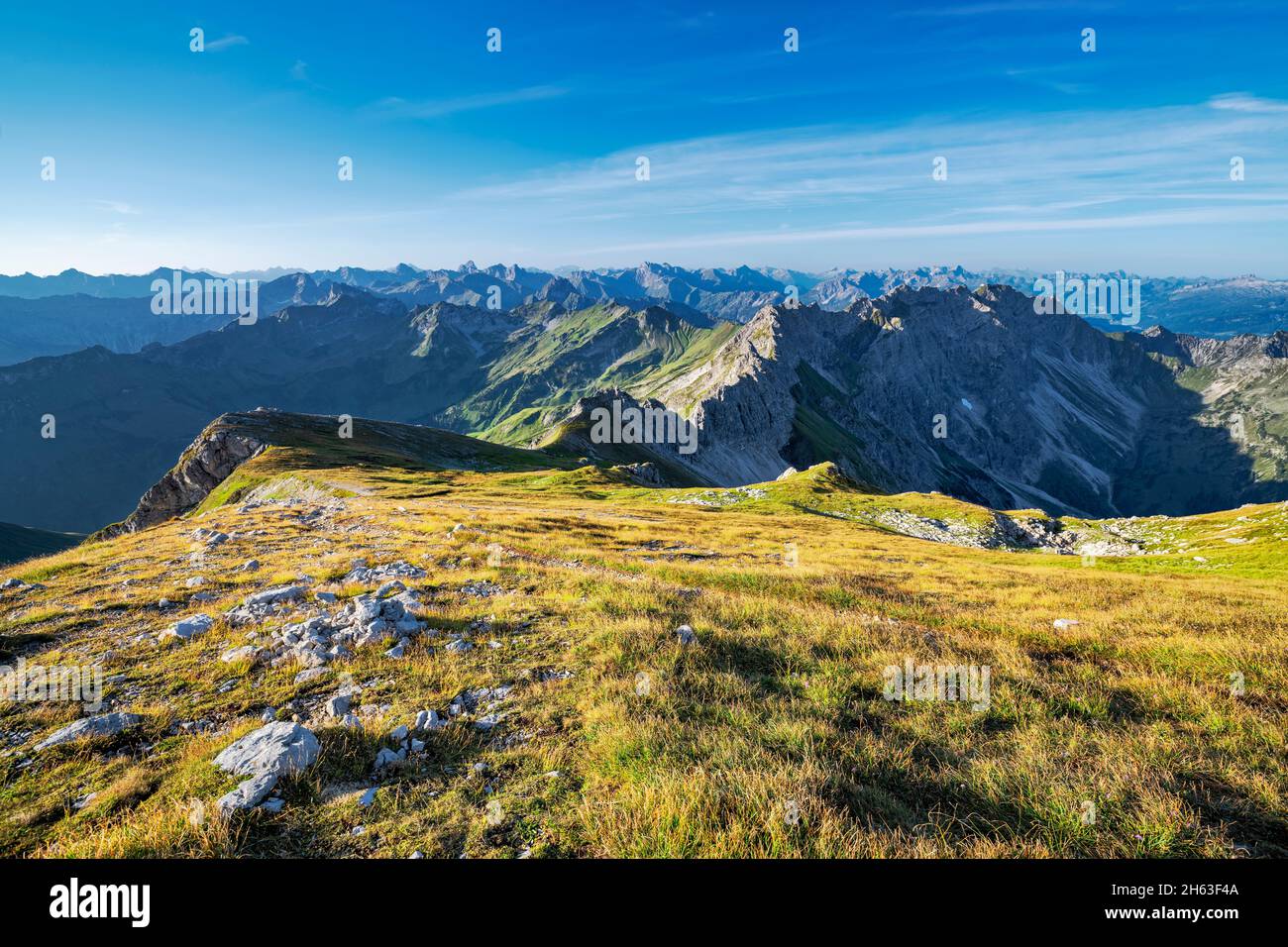 alpine Berglandschaft an einem sonnigen Sommertag. Blick vom großen Daumen auf das nebelhorn und die allgäuer hochalpen. allgäuer alpen, bayern, deutschland, europa Stockfoto