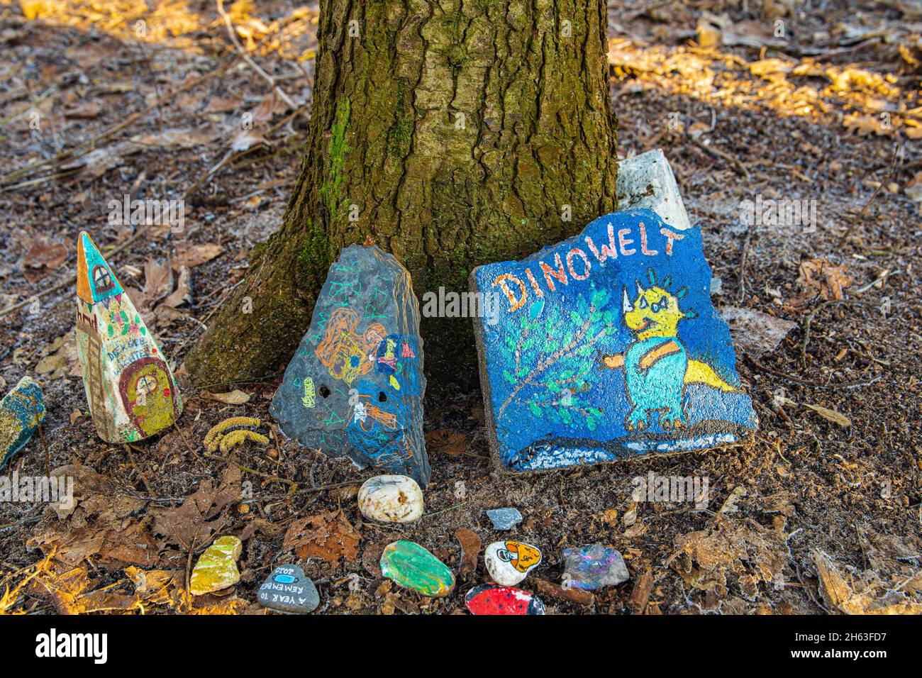 Bemalter Stein mit glücklichen Botschaften, Ermutigung Stein Stockfoto